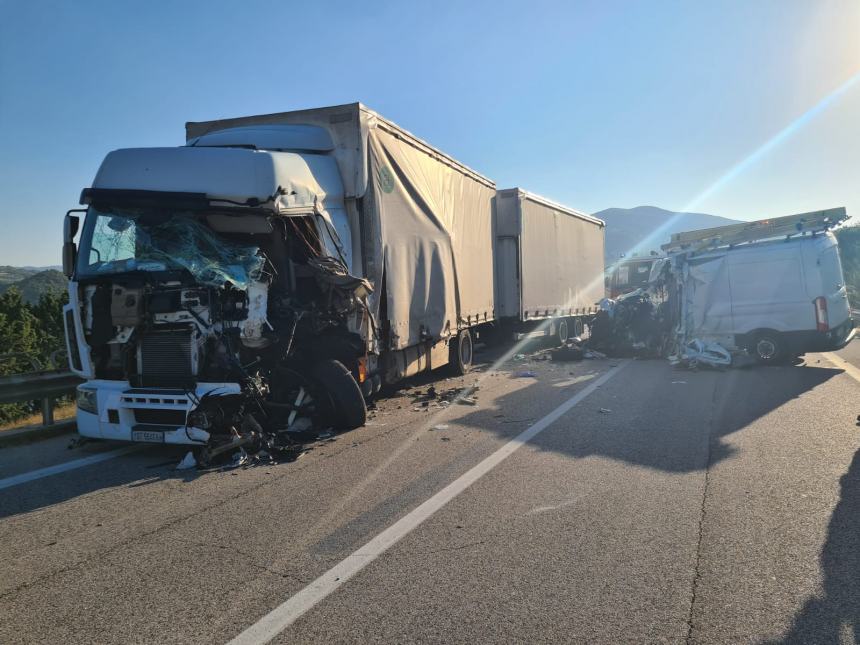 Scontro tra Tir e un Ford Transit, chiusa statale Bifernina