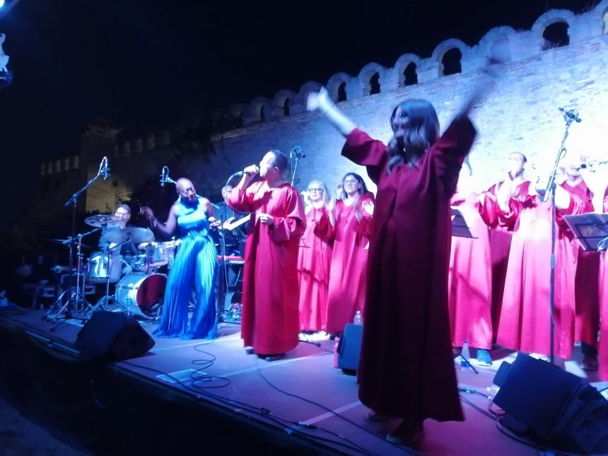 Applausi sotto le stelle per i "The New Gospel Choir": l'esibizione ai Giardini 