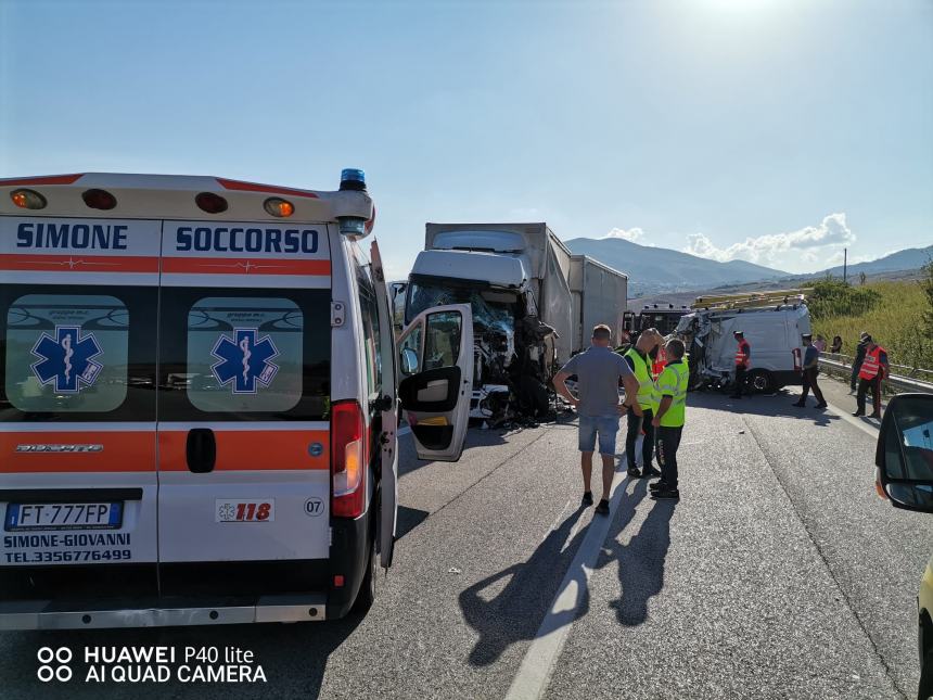 Scontro tra Tir e un Ford Transit, chiusa statale Bifernina