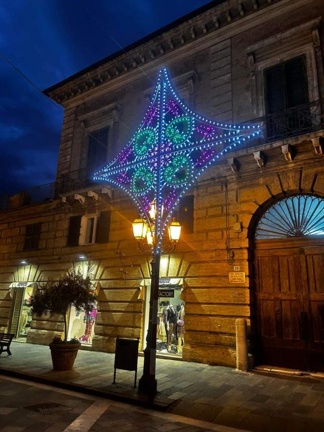 Il centro storico si colora con le luminarie di San Michele 