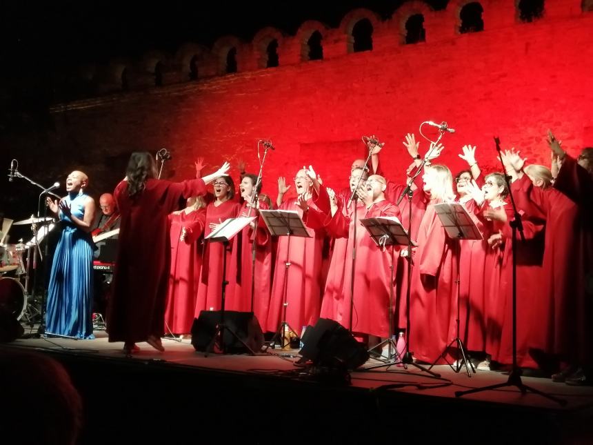 Applausi sotto le stelle per i "The New Gospel Choir": l'esibizione ai Giardini 