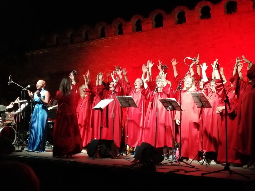 Applausi sotto le stelle per i "The New Gospel Choir": l'esibizione ai Giardini 