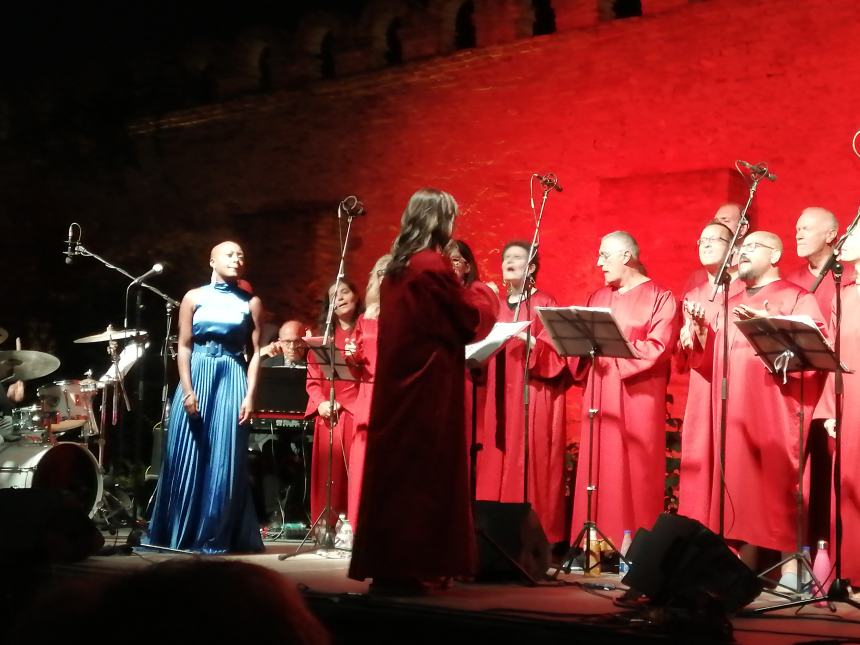 Applausi sotto le stelle per i "The New Gospel Choir": l'esibizione ai Giardini 