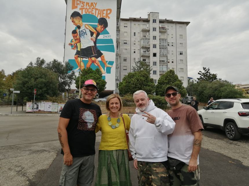 Nel murales del quartiere San Paolo il messaggio "basta poco per divertirsi" 