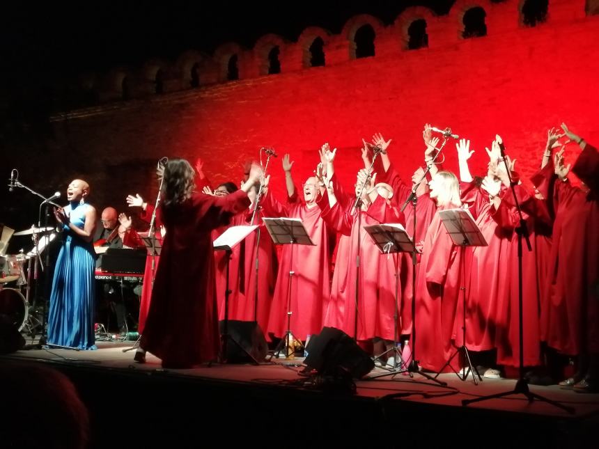 Applausi sotto le stelle per i "The New Gospel Choir": l'esibizione ai Giardini 