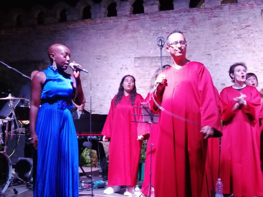 Applausi sotto le stelle per i "The New Gospel Choir": l'esibizione ai Giardini 