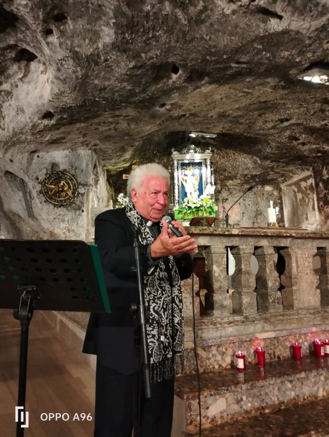 Don Elio Benedetto in concerto alla Grotta del Santuario di San Michele Arcangelo