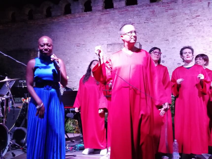 Applausi sotto le stelle per i "The New Gospel Choir": l'esibizione ai Giardini 