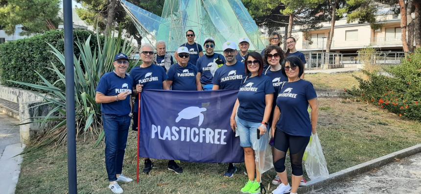 3 chili di mozziconi raccolti dai volontari Plastic Free nella villa comunale di San Salvo 