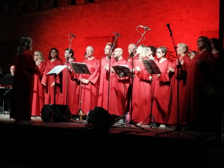 Applausi sotto le stelle per i "The New Gospel Choir": l'esibizione ai Giardini 