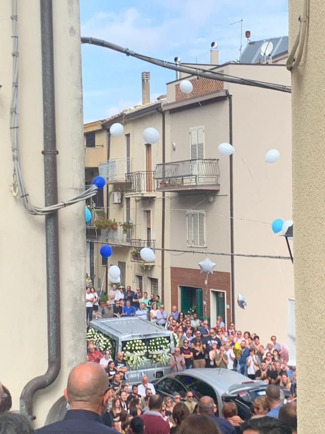 Il rombo delle moto, palloncini al cielo e la banda per l'ultimo saluto a Umberto D'Annunzio