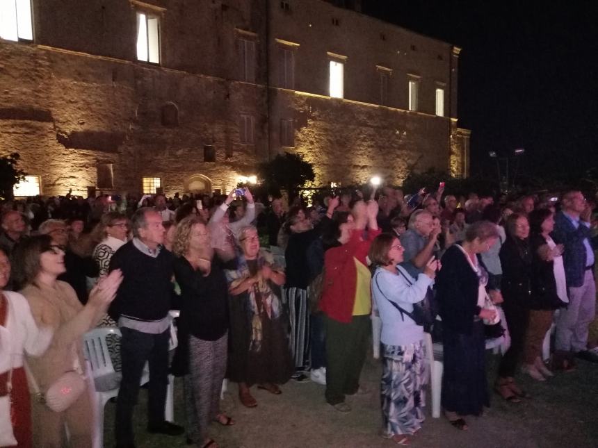 Applausi sotto le stelle per i "The New Gospel Choir": l'esibizione ai Giardini 