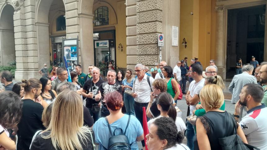 Operatori socio sanitari in protesta sotto la Prefettura: "Dramma sociale per 126 famiglie"