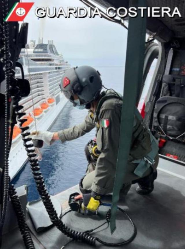 Guardia Costiera impiega l’elicottero per il soccorso  di un passeggero su nave da crociera