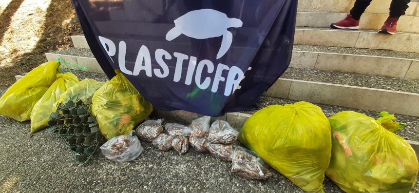 3 chili di mozziconi raccolti dai volontari Plastic Free nella villa comunale di San Salvo 