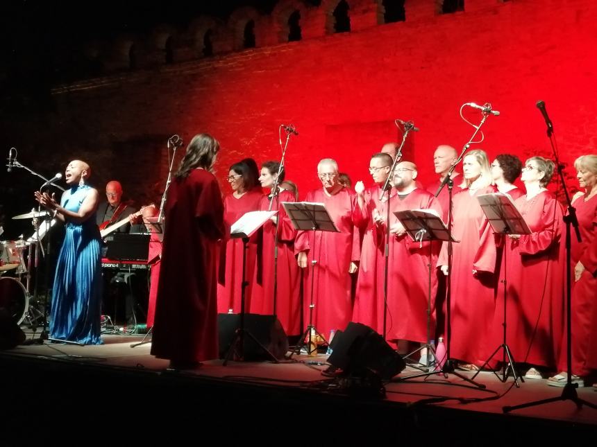 Applausi sotto le stelle per i "The New Gospel Choir": l'esibizione ai Giardini 