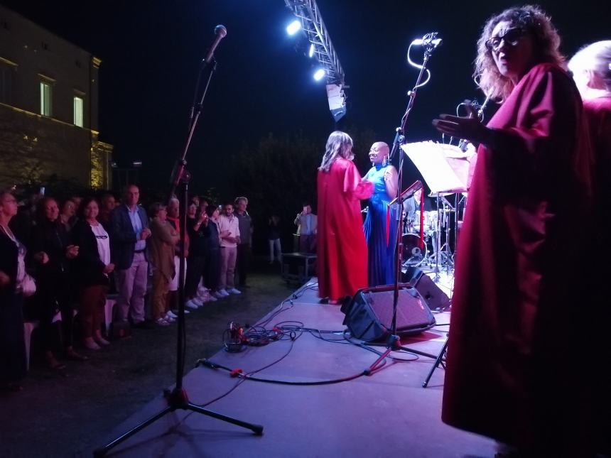 Applausi sotto le stelle per i "The New Gospel Choir": l'esibizione ai Giardini 