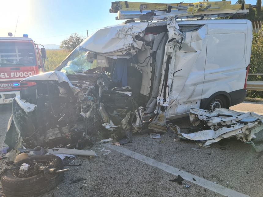 Scontro tra Tir e un Ford Transit, chiusa statale Bifernina