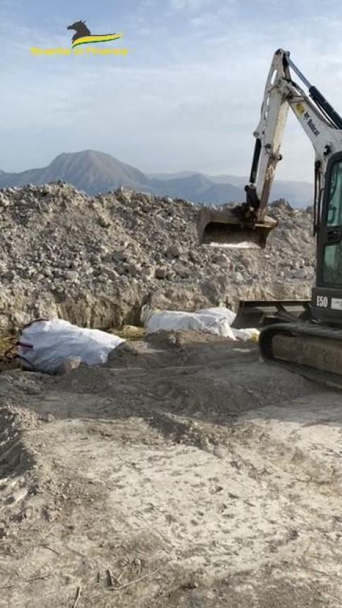 Interrati rifiuti pericolosi e speciali, sequestrati terreni nella Piana del Fucino per circa 7 ettari