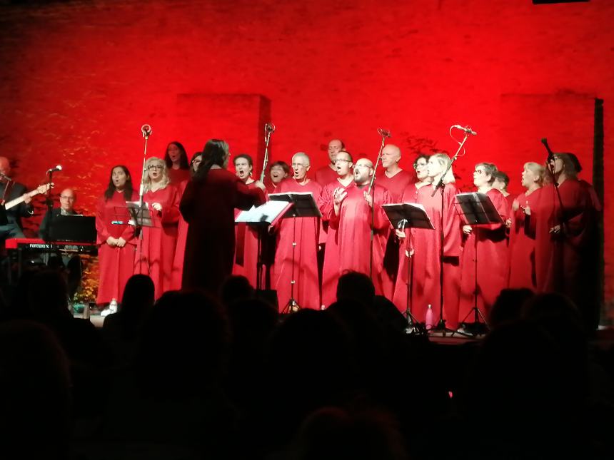 Applausi sotto le stelle per i "The New Gospel Choir": l'esibizione ai Giardini 