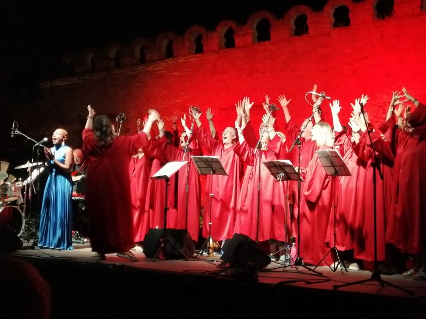 Applausi sotto le stelle per i "The New Gospel Choir": l'esibizione ai Giardini 