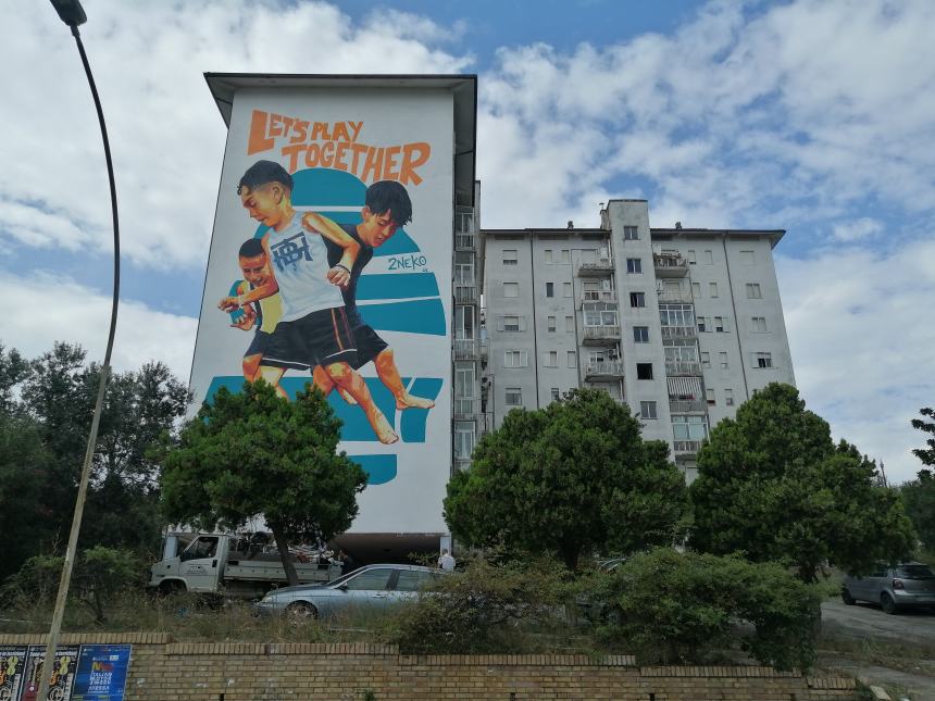 Nel murales del quartiere San Paolo il messaggio "basta poco per divertirsi" 