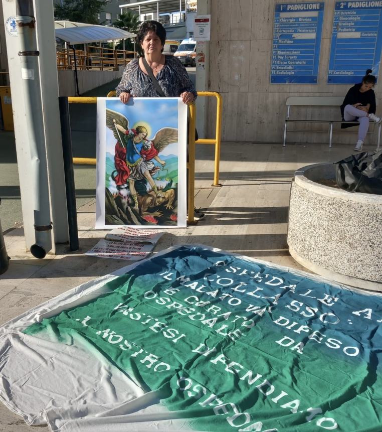 Patrizia De Rosa continua la protesta al San Pio: “San Michele aiutaci tu”