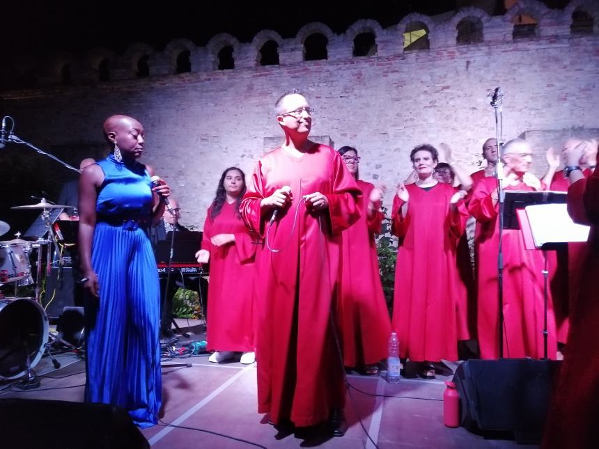 Applausi sotto le stelle per i "The New Gospel Choir": l'esibizione ai Giardini 