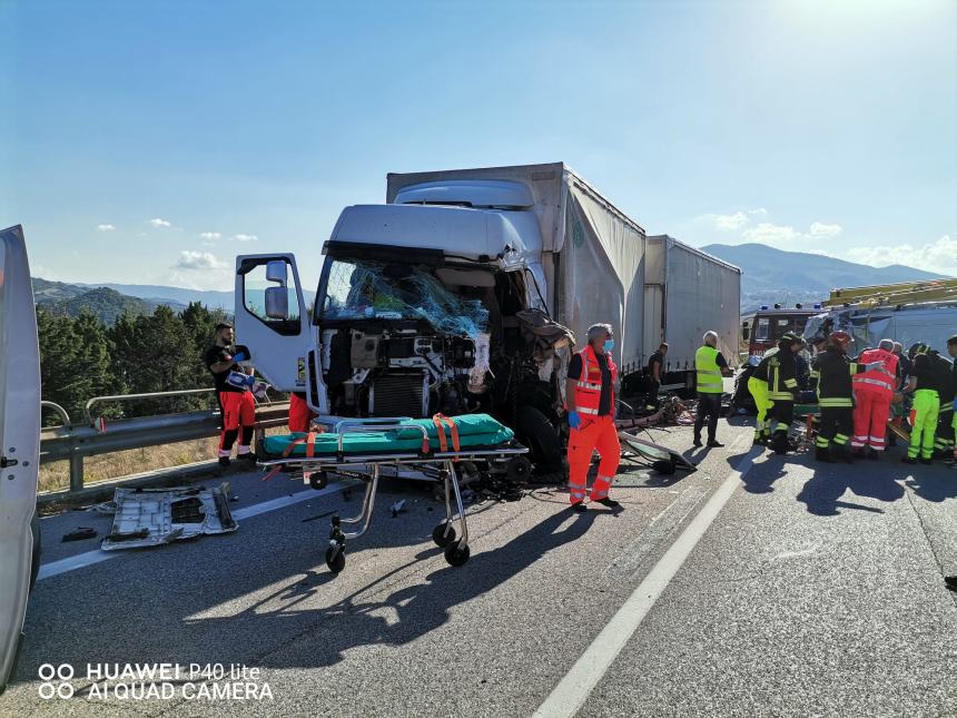 Scontro tra Tir e un Ford Transit, chiusa statale Bifernina