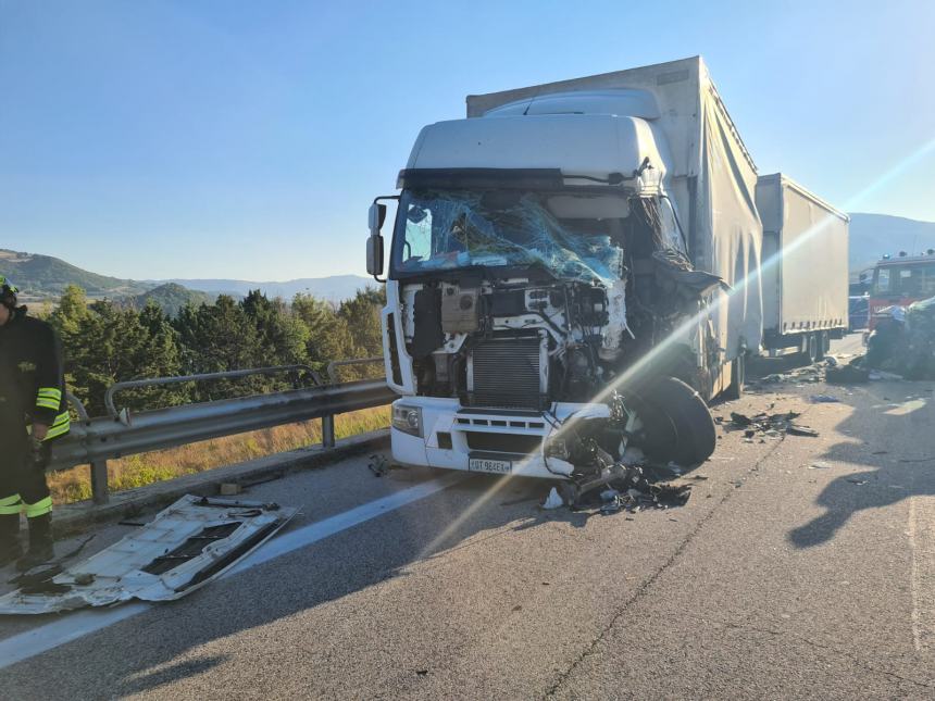 Scontro tra Tir e un Ford Transit, chiusa statale Bifernina