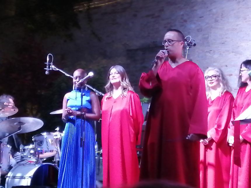 Applausi sotto le stelle per i "The New Gospel Choir": l'esibizione ai Giardini 