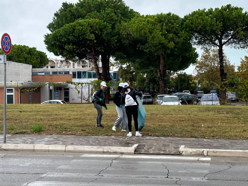 20 sacchi di rifiuti abbandonati: il bottino della raccolta promossa a Vasto da McDonald’s