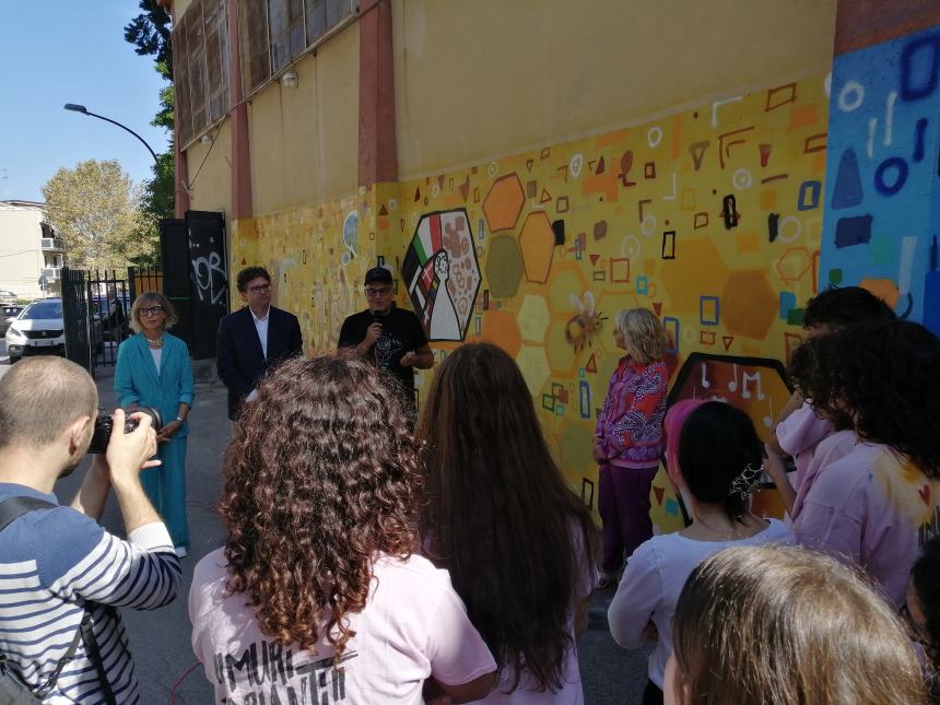 Nuovi murales colorano le scuole del Pantini-Pudente: "Ci siamo divertiti e uniti" 