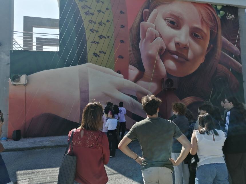 Nuovi murales colorano le scuole del Pantini-Pudente: "Ci siamo divertiti e uniti" 