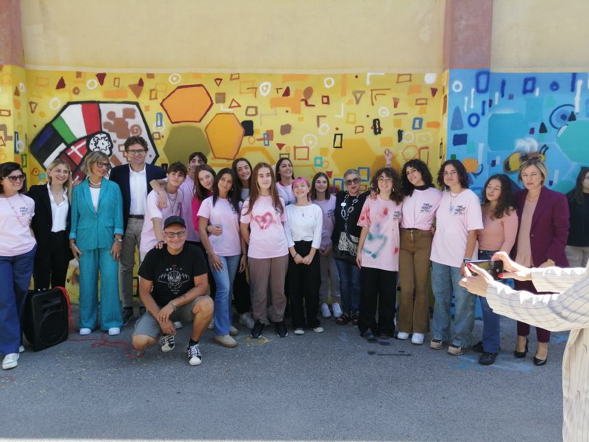 Nuovi murales colorano le scuole del Pantini-Pudente: "Ci siamo divertiti e uniti" 