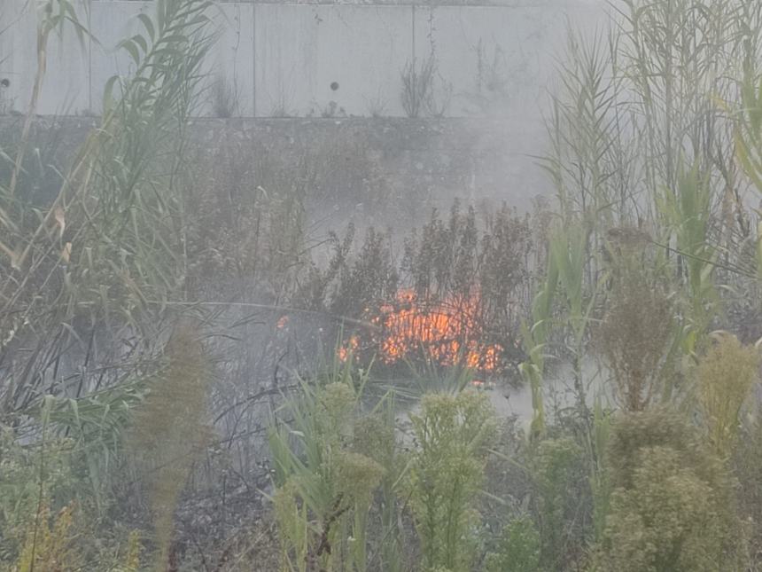 L'incendio in prossimità dei binari