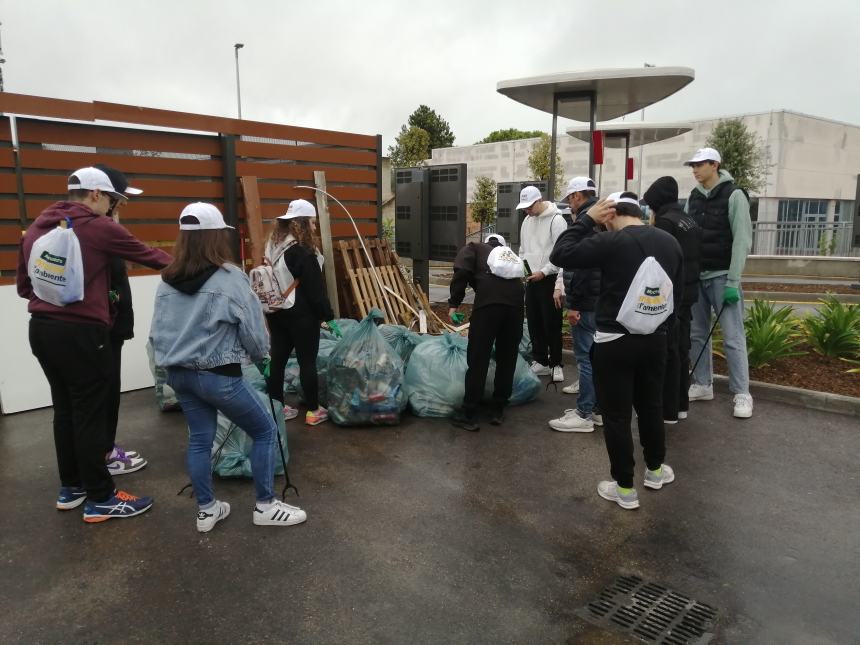 20 sacchi di rifiuti abbandonati: il bottino della raccolta promossa a Vasto da McDonald’s