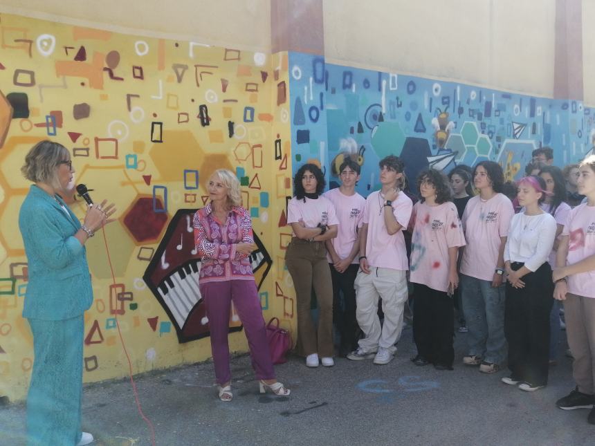 Nuovi murales colorano le scuole del Pantini-Pudente: "Ci siamo divertiti e uniti" 