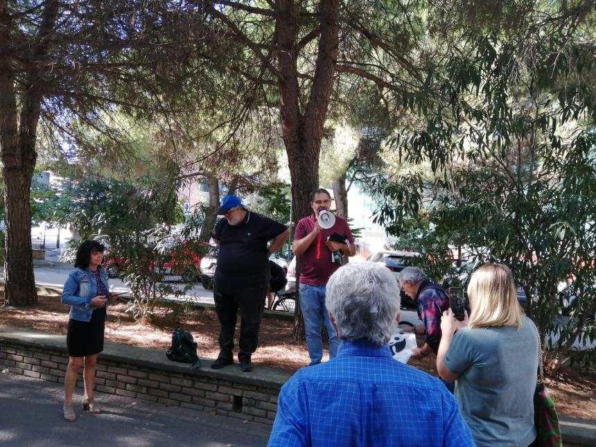 Villetta "Due Pini", sit in contro abbattimento alberi: "Ridurre i parcheggi e fare un parco"