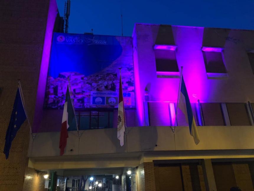 Il Municipio di Vasto si tinge di rosa per la giornata nazionale del tumore al seno 