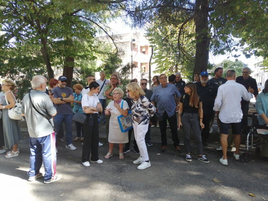 Villetta "Due Pini", sit in contro abbattimento alberi: "Ridurre i parcheggi e fare un parco"