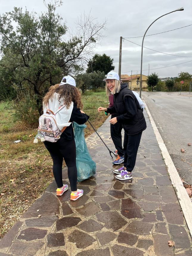 20 sacchi di rifiuti abbandonati: il bottino della raccolta promossa a Vasto da McDonald’s