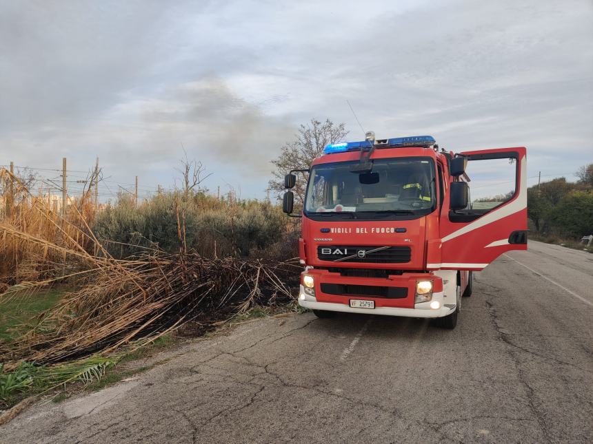 L'incendio in prossimità dei binari