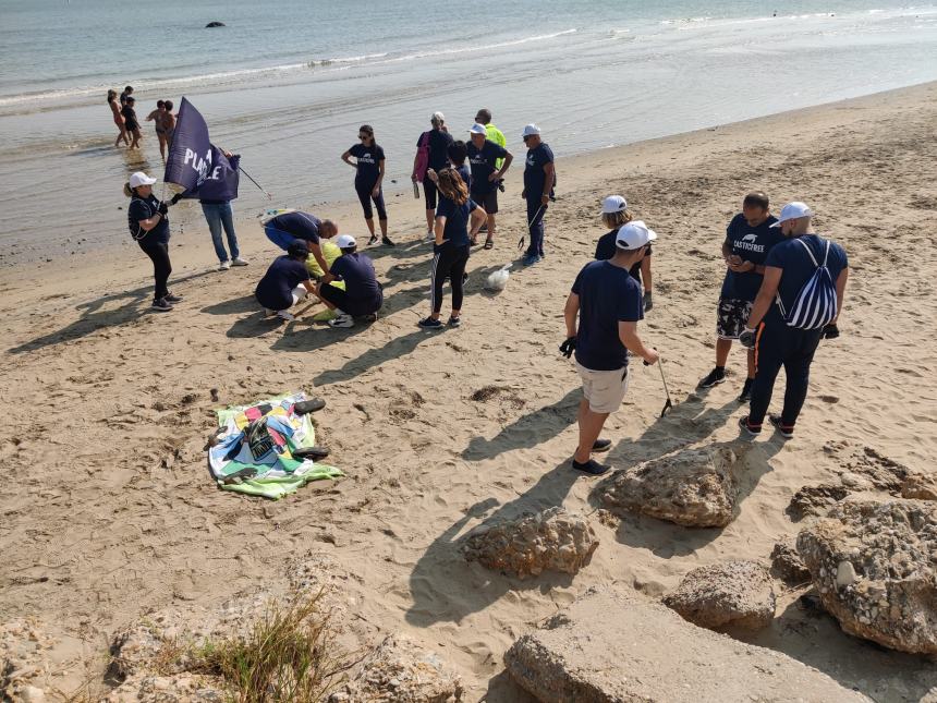 5 chili di mozziconi: l'amaro "bottino" di 16 volontari Plastic Free a Vasto Marina 