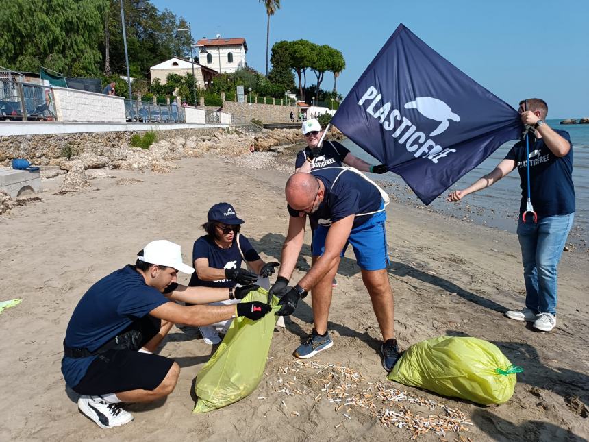 5 chili di mozziconi: l'amaro "bottino" di 16 volontari Plastic Free a Vasto Marina 