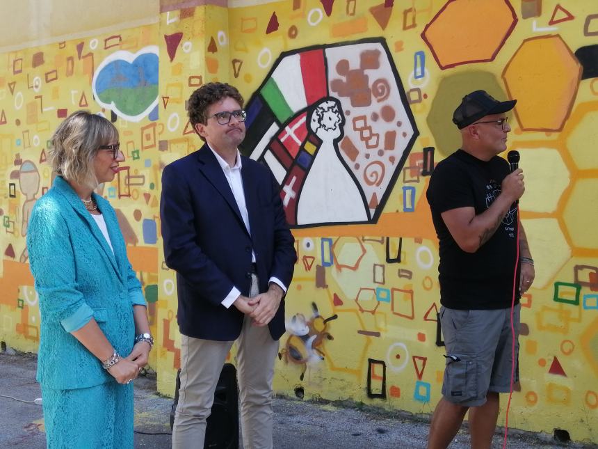 Nuovi murales colorano le scuole del Pantini-Pudente: "Ci siamo divertiti e uniti" 