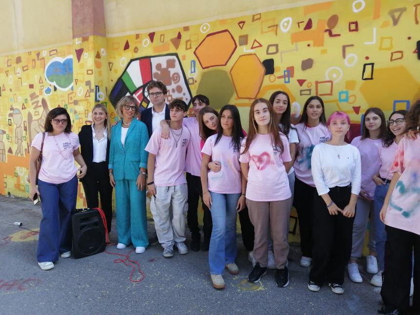 Nuovi murales colorano le scuole del Pantini-Pudente: "Ci siamo divertiti e uniti" 