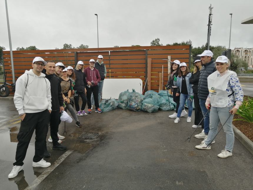 20 sacchi di rifiuti abbandonati: il bottino della raccolta promossa a Vasto da McDonald’s