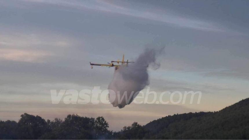 Ampio rogo in un bosco a Guilmi, necessario l'intervento dei Canadair