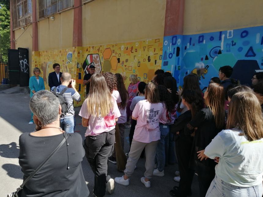 Nuovi murales colorano le scuole del Pantini-Pudente: "Ci siamo divertiti e uniti" 